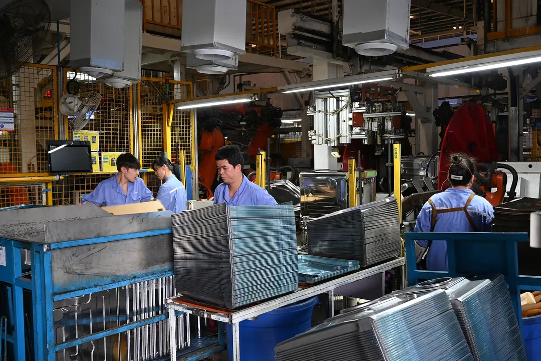 photo of Midea factory that produces 6 million kitchen dishwashers annually sold to 145 countries.