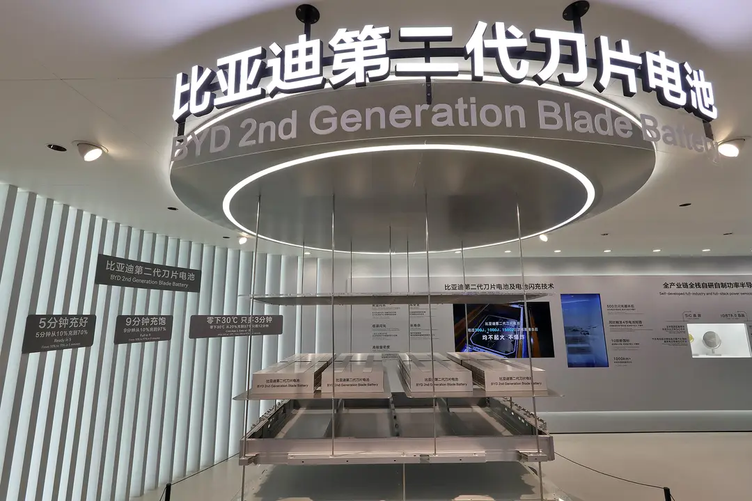 The image shows BYD's second-generation blade battery technology at the 2026 Beijing International Automotive Exhibition on April 25